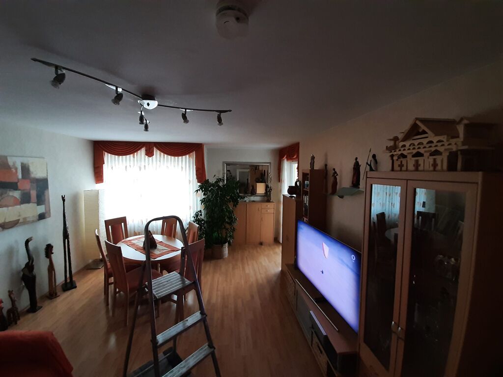 Dasselbe Wohnzimmer elf Tage später mit glatt gespachtelter Decke, Möbel wieder an ihrem Platz